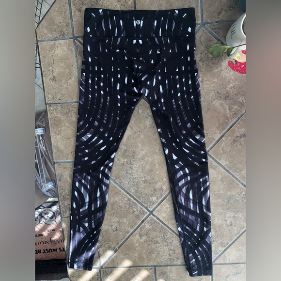 Lululemon black🖤🤍 and white marble pattern leggings - Picture 5 of 15